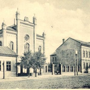 Az 1880-ban épült nyíregyházi zsinagóga képeslapon (Forrás: MZSL)
